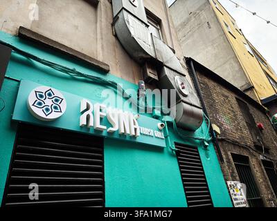 Dublin, Irland – 22. Mai 2026: Ein türkisfarbenes Restaurantschild und Metall-Lüftungsrohre rahmen die raue Außenseite einer Gasse in Dublin, Irland, ein. Stockfoto