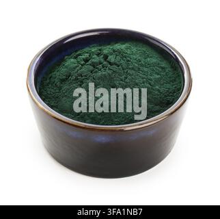Spirulina-Pulver in einer Schüssel isoliert auf Weiß Stockfoto