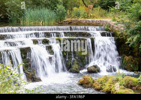 Monsal Dale Weir Wasserfall am Fluss Wye, Peak District, malerischer mehrstufiger Wasserfall in Monsal Dale, Derbyshire Stockfoto