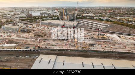 Bau am Old Oak Common-Gelände in London, wo die Bau crews den großen neuen HS2- und Elizabeth-Line-Transportknotenpunkt bauen. Stockfoto