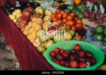 Marktstand mit einer Vielzahl von Früchten und Gemüsen in Huasca, Hidalgo Stockfoto