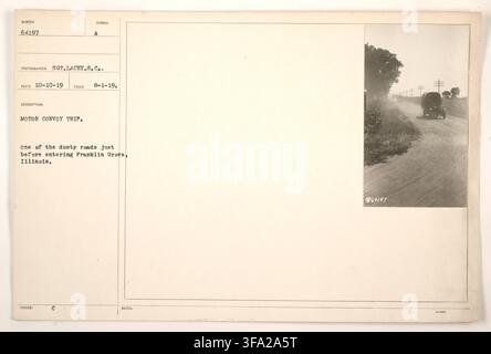 Ein Motorkonvoi auf einer staubigen Straße in der Nähe von Franklin Grove, Illinois, von Sergeant Lacey, Signal Corps, am 1. August 1919, während einer Motorkonvoi-Fahrt. Stockfoto