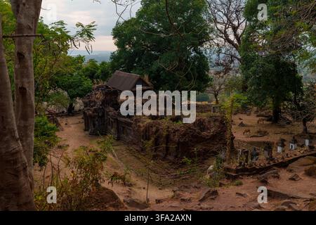 Erhöhte Ansicht von verwitterten Ziegel- und Steinruinen im Tempelkomplex von Vat Phou. Stockfoto