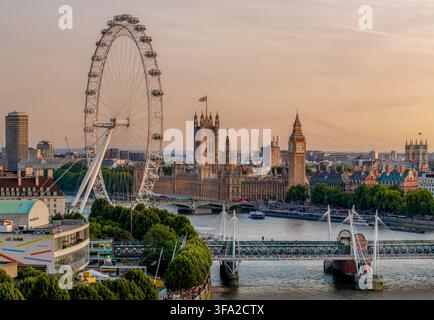 London Eye mit Blick auf die Themse und das Parlament in einer Luftaufnahme über Westminster, Zentral-London, England. Stockfoto