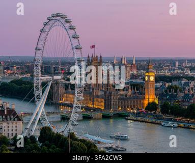 Luftbild des London Eye und der Houses of Parliament neben der Themse, zeigt Westminster und das Zentrum von London, England, UK. Stockfoto