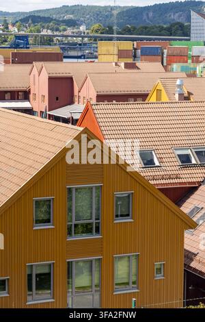 Blick auf die farbenfrohen Holzgebäude und Terracotta-Dächer im Hafenbereich von Kristiansand, Agder, Norwegen. Stockfoto