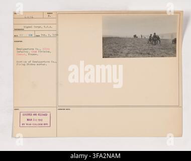 Hauptquartier der Kompanie, 166. Infanterie, 42. Division, in Chanoi, Frankreich, mit einem Abschnitt, der einen Stokes-Mörser abfeuert, am 5. Februar 1918 während des Ersten Weltkriegs. Stockfoto