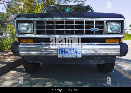 Frontgrill-Detail eines klassischen Ford Ranger Pickups der ersten Generation mit wunderschönem Nummernschild von British Columbia in Comox, British Columbia. Stockfoto