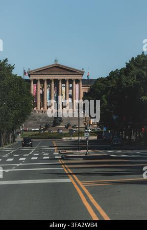 Blick auf das Philadelphia Museum of Art mit seinen großen neoklassizistischen Säulen und Treppen am Ende der Straße in Philadelphia, Pennsylvania, Vereinigte Staaten Stockfoto