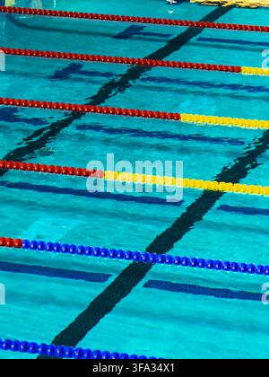 Schwimmbecken mit Bahnmarkern, die für den Wettkampf eingerichtet sind Stockfoto