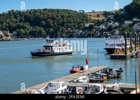 Die Dartmouth Princess-Fähre passiert die Dart Explorer auf dem Fluss Dart in Dartmouth, South Devon, England. Stockfoto