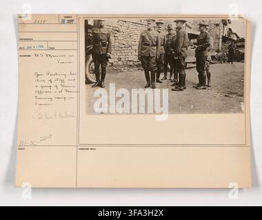 United States Marines in Frankreich während des Ersten Weltkriegs, mit General John J. Pershing, seinem Stabschef und einer Gruppe von Marineoffizieren, darunter Oberst James H. Harbour, in einem Marineausbildungslager, fotografiert im Jahr 1918. Stockfoto
