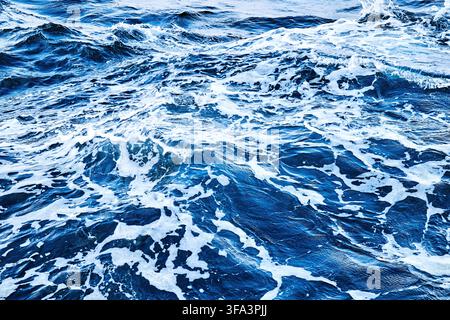 Tiefblaue Meeresoberfläche mit Welle durch den starken Wind mit vielen weißen Blase Stockfoto