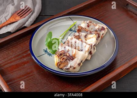 Chinesischer gedämpfter Roggenreis-Kuchen, klebriges süßes Gebäck Stockfoto