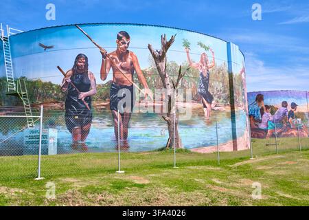 Übersicht der beiden Tanks. Wassertank-Kunst von Brightsiders, Zookeeper und DRAPL in Cowra, NSW, Australien. Stockfoto