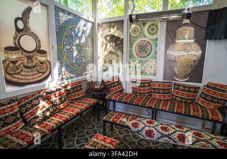 Kappadokien, Türkei - 14. September 2021: Ein lebendiges Interieur im arabischen Stil mit traditioneller Einrichtung und komplizierten Mustern auf Sitzgelegenheiten und Kunstwerken, c Stockfoto