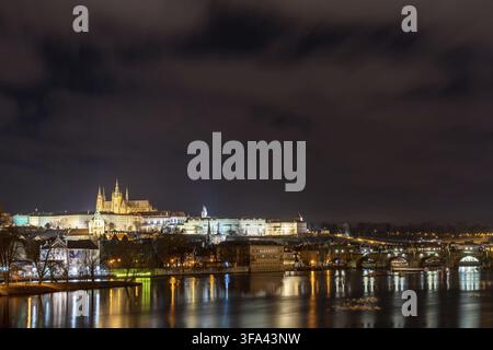 Prager Burg und Karlsbrücke in der Nacht, Tschechien Stockfoto