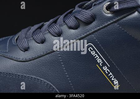 Camel Active Blue Lederschuhe Herrenschuhe mit Logodetail auf Schwarz Stockfoto
