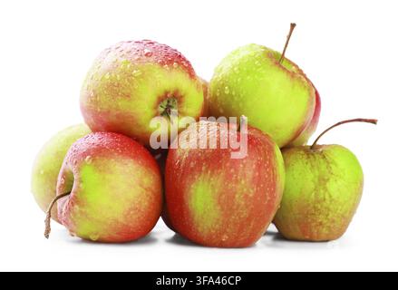 Ein Haufen frischer, saftiger roter und grüner Äpfel, bedeckt mit Wassertröpfchen, isoliert auf weißem Hintergrund. Perfekt für gesunde Ernährung und Landwirtschaft Stockfoto