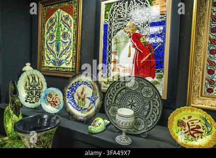 Kappadokien, Türkei - 14. September 2021: Eine lebendige Sammlung traditioneller türkischer Keramiken und Kunstwerke auf einem Regal mit komplexen Designs Stockfoto