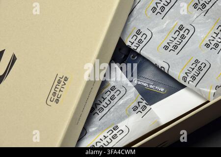 Camel Active Blue Sportschuh Box Paket wird ausgepackt Stockfoto