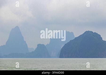 Kalksteinfelsen Hügel Berge Panorama Meereslandschaft und türkisgrünes Wasser mit blauem bewölktem Himmel in Krasom Amphoe Takua Thung Bezirk Phang Nga Provi Stockfoto