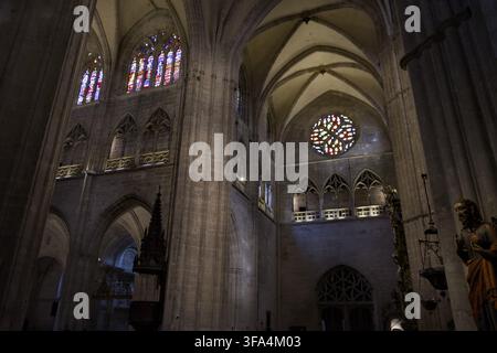 Horizontale Weitwinkelaufnahme mit gotischen Bögen und Buntglas in der Kathedrale von Oviedo in Spanien, aufgenommen am 9. September 2025 nur zur redaktionellen Verwendung Stockfoto