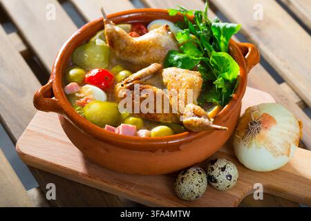 Soljanka mit Wachteln Stockfoto