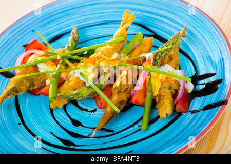 Zerschlagene Sprossen mit cremiger Ingwersoße, Tomaten, Balsamico Stockfoto