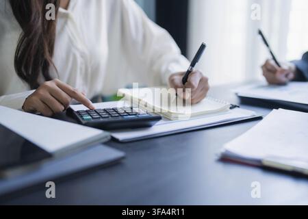 Zwei asiatische Geschäftsfrauen arbeiten zusammen im Büroraum Stockfoto