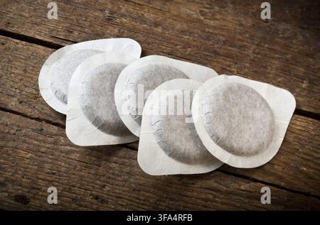 Kaffee Pods auf Holztisch Stockfoto