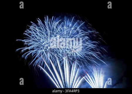 Ein blau und schönen Feuerwerk über dem Nachthimmel auf schwarzem Hintergrund isoliert Stockfoto