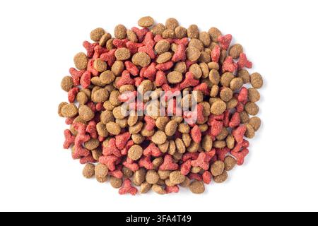 Haufen trockenes Tierfutter auf weißem Hintergrund. Ausgewogene Ernährung für Katzen. Stockfoto