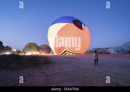Kappadokien, Türkei - 14. September 2021: Luftballons mit Heißluft werden nachts mit Heliumgas gefüllt, Vorbereitung eines Fluges in Goreme National pa Stockfoto