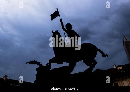 Statue des heiligen Georg, der einen Drachen erschlägt, Silhouette, Brunnen auf der Prager Burg in Prag, Tschechien (Tschechische Republik). Reiterskulptur aus Bronze fro Stockfoto