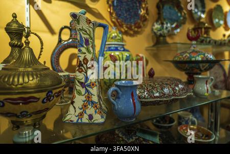 Kappadokien, Türkei - 14. September 2021: Eine lebendige Sammlung von Keramikkrug und Vasen mit komplexen Mustern und satten Farben. Das Display Stockfoto