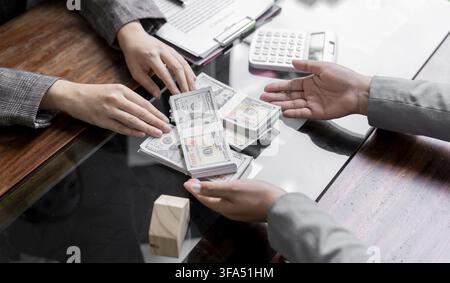 Geschäftsleute, die einen Vertrag abschließen, mit Immobilienmaklerkonzept für Berater Hausversicherung Immobilieninvestition Immobilienversicherung se Stockfoto