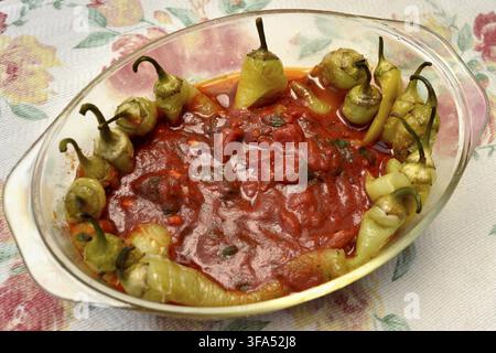 Peperonata gebratene Paprika serviert mit einer reichhaltigen Tomatensauce, hausgemachte Speisen in einer Glasschale Stockfoto
