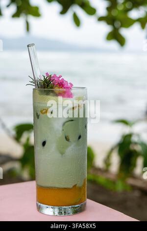 Eisgekühlter Matcha-Latte mit Mango auf einem rosa Tisch in Costa Rica Stockfoto