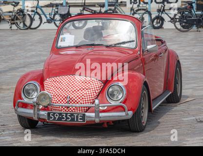 Scheveningen, Niederlande, 31. Mai 2026, Frontansicht eines klassischen Volkswagen Beetle Cabriolets in roter Farbe auf der Aircooled-Klassiker-Autostellung Stockfoto