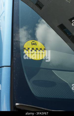 Taxischild am Autofenster. Tschechisches Taxi-Symbol. Stockfoto