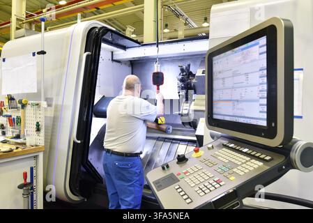 Cnc-Maschine im modernen industriellen Maschinenbau - Arbeitnehmer am Arbeitsplatz Stockfoto