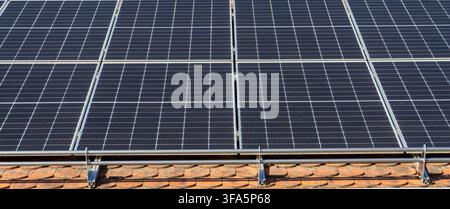 Nahaufnahme von Solarzellen – Photovoltaik-Technologie und Hintergrund zu erneuerbaren Energien Stockfoto