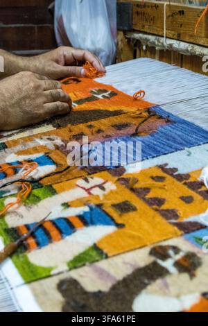 Nahaufnahme von Handwerkern, die traditionelles Material in den Vereinigten Arabischen Emiraten weben. Stockfoto