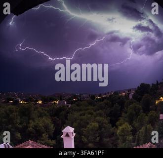 Blitz erhellt den Nachthimmel während eines Sommergewitters über der Mittelmeerküste nahe Nerja, Provinz Málaga, Andalusien, Südspanien Stockfoto