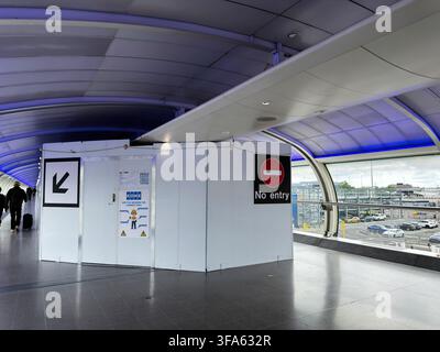 Manchester, UK - 05. Juni 2026: Ein temporäres Baubanner blockiert einen Teil eines modernen Flughafengehwegs ohne Zugangsschilder und Reisende. Stockfoto