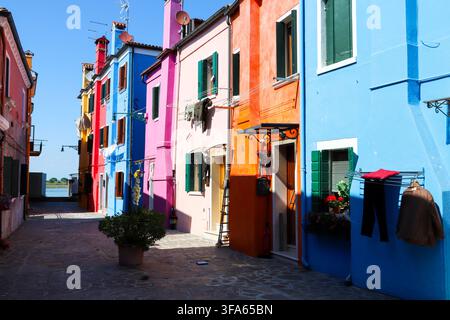 Pittoreske Kanalszene zwischen den farbenfrohen Gebäuden von Burano. Stockfoto