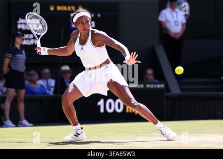 Amerikanische Tennisspielerin Coco Gauff im Einsatz in Wimbledon, London, Großbritannien. Stockfoto