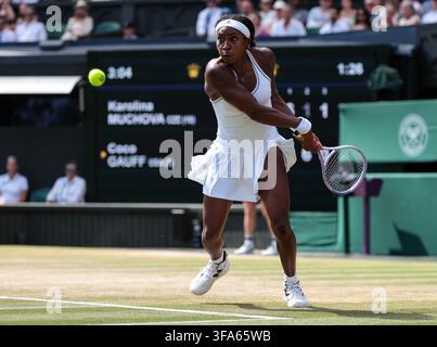 Amerikanische Tennisspielerin Coco Gauff im Einsatz in Wimbledon, London, Großbritannien. Stockfoto