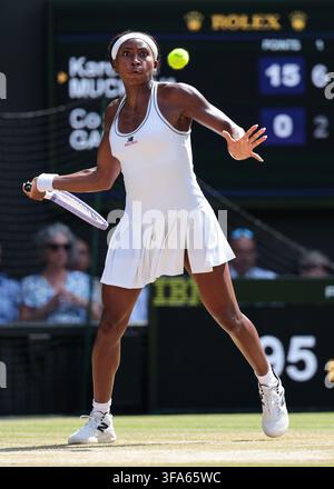 Amerikanische Tennisspielerin Coco Gauff im Einsatz in Wimbledon, London, Großbritannien. Stockfoto